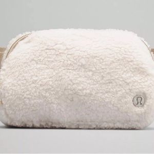 Lululemon Sherpa Fleece Beltbag Cream/White